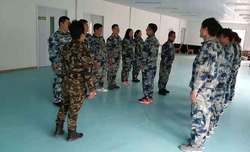 員工接受軍事化訓練